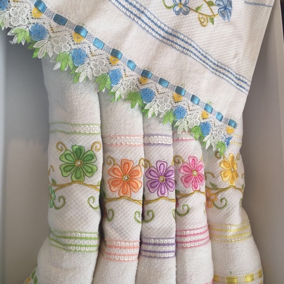 (2) Beautiful Embroidered Hand Towel - Picture 3 of 3